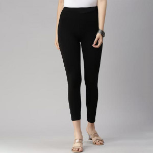 Women Black Solid Three-Fourth Length Leggings